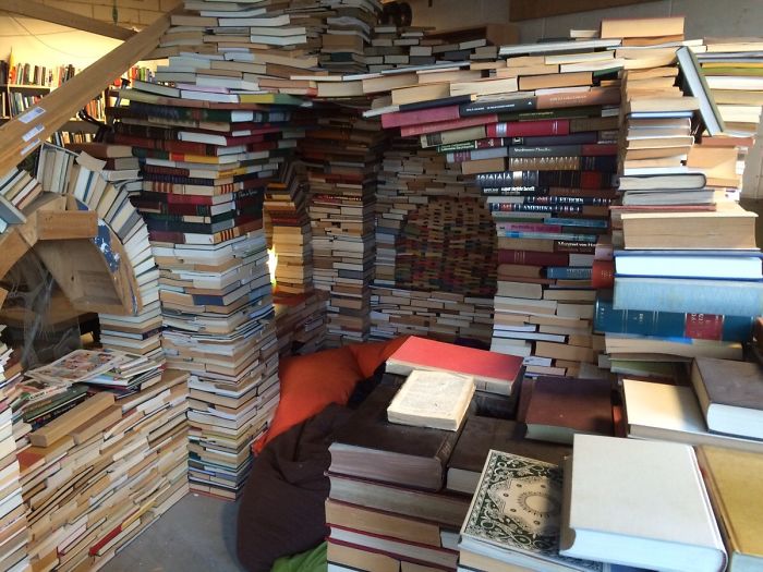 Esta librería de 2ª mano tiene un rincón de lectura hecho con libros