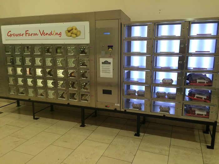 Un granjero de la zona tiene una máquina de vending en el centro comercial