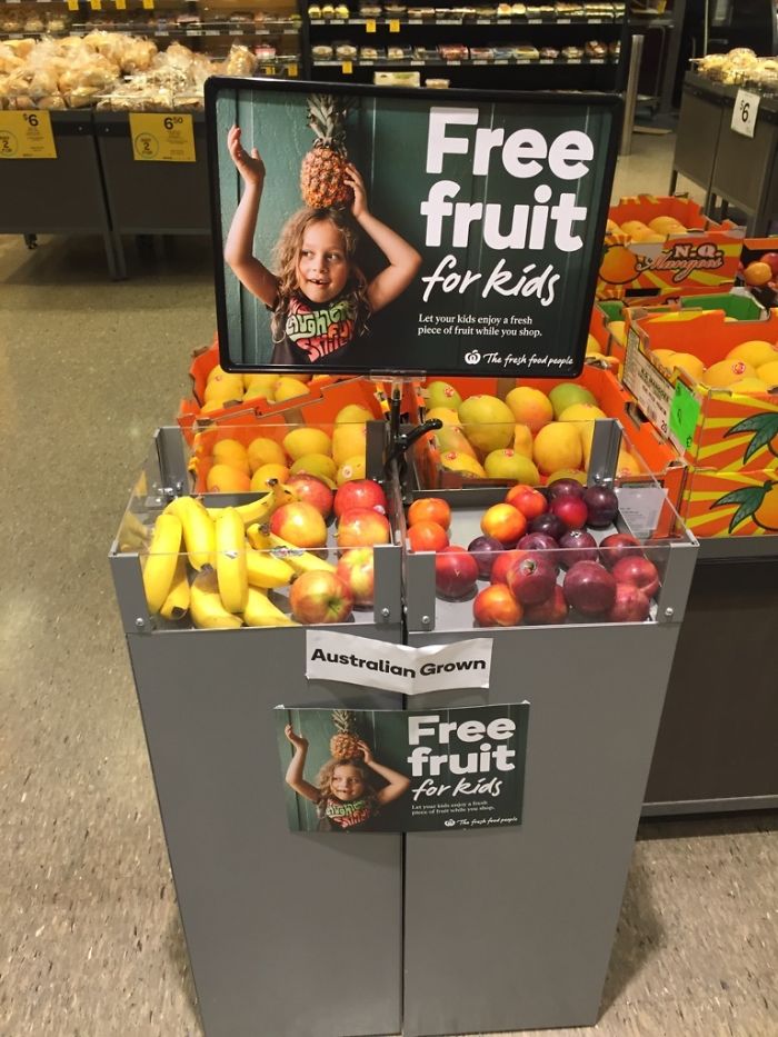 Supermercado con fruta gratis para los niños