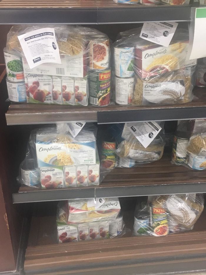 En este supermercado tienen paquetes preparados para que los compres y dárselos a indigentes o comedores sociales