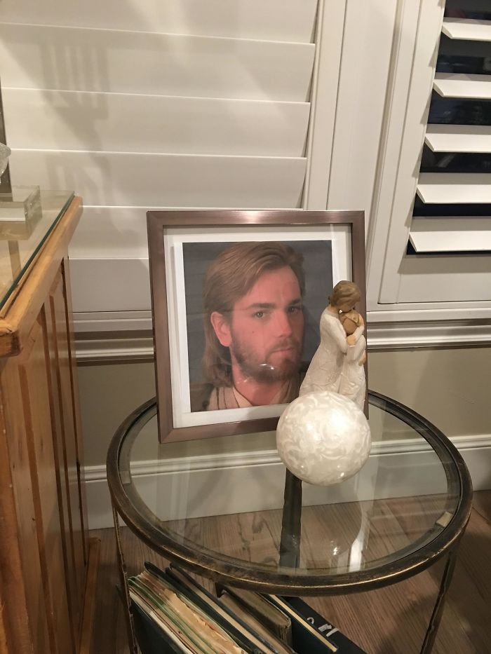 Mi hermano cambió una foto de Jesús por una de Obi Wan Kenobi en casa de mis padres. 3 meses y aún no lo han notado