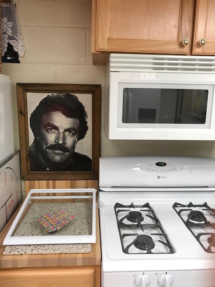 Mi suegra tiene una foto enmarcada de Tom Selleck en la cocina