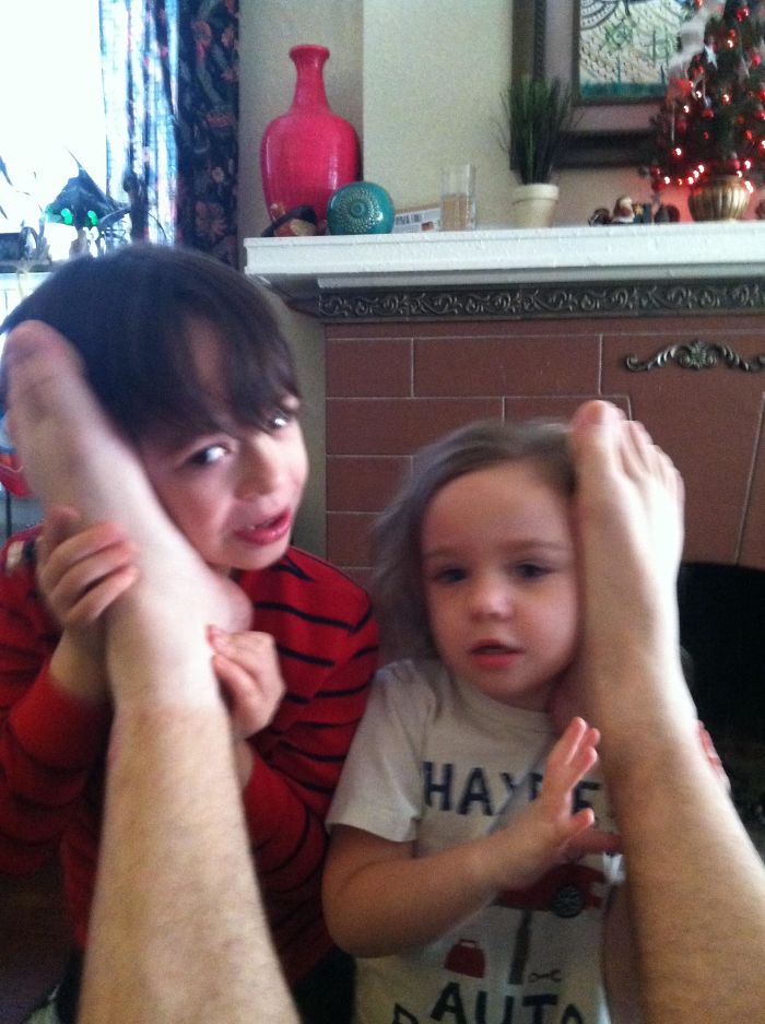 Mi esposa les dijo a los niños que podían hablar con Papá Noel a través de los pies de papá