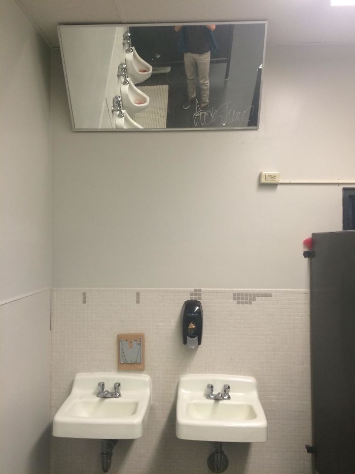 El espejo en el baño de la escuela