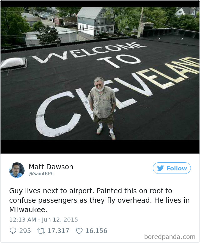 "Bienvenidos a Cleveland". Vive junto al aeropuerto y pintó esto en su tejado para que lo vean los pasajeros que pasan por encima. Vive en Milwaukee