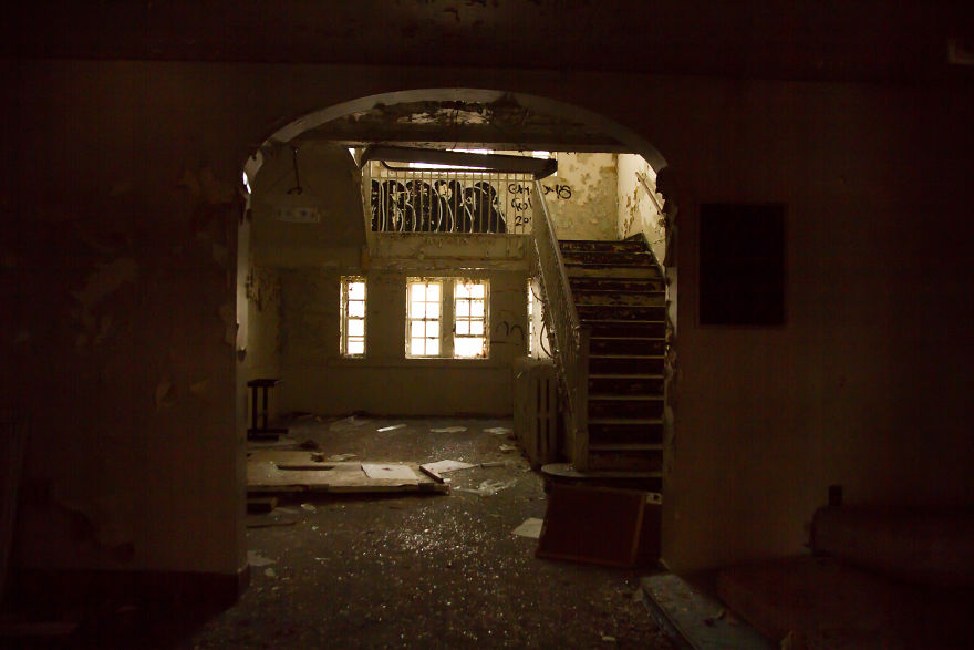 A Woman's Photos From Three Creepy Abandoned Asylums That Will Seriously Scare The Crap Out Of You
