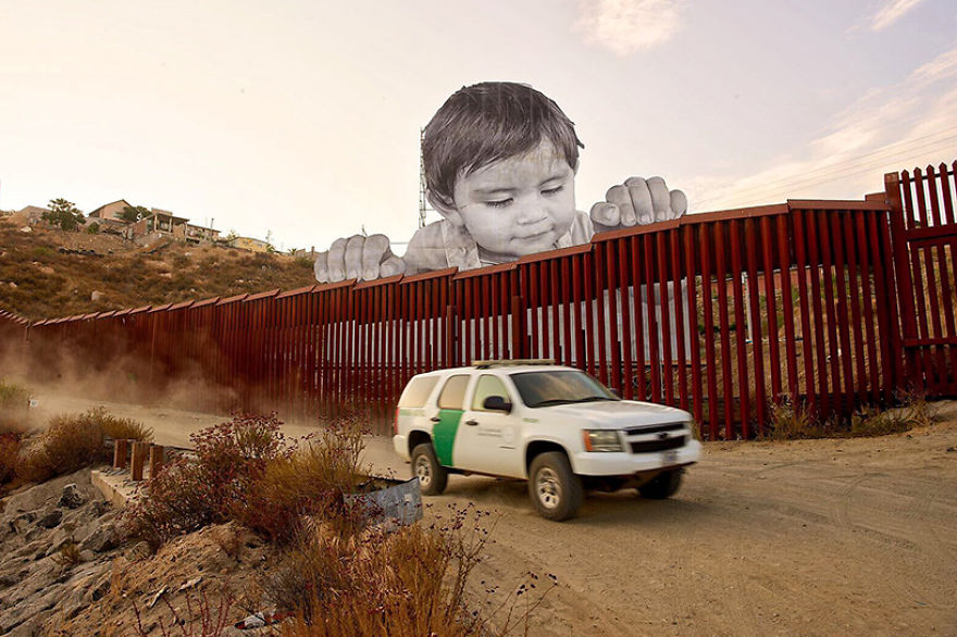Photograph Of A Giant Baby Appears On The Border Of Mexico And The Eua And Several People Were Impressed