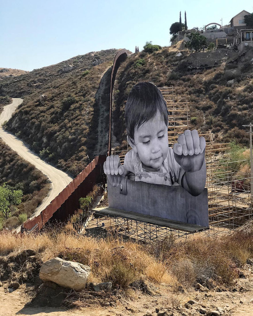 Photograph Of A Giant Baby Appears On The Border Of Mexico And The Eua And Several People Were Impressed