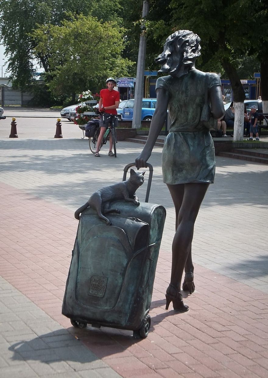 Sculpture Of Woman And Kitten Arriving On A Trip Leaves Its Inhabitants In Love