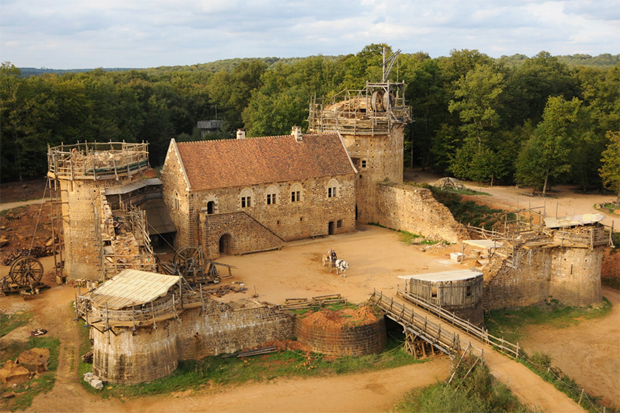 Llevan 20 años construyendo en Francia un castillo medieval usando técnicas medievales