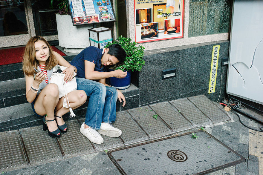 Japoneses que duermen en cualquier lado al caer desmayados por la borrachera