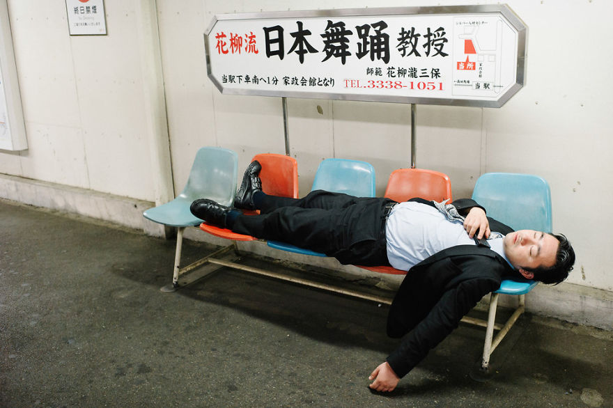 Japoneses que duermen en cualquier lado al caer desmayados por la borrachera