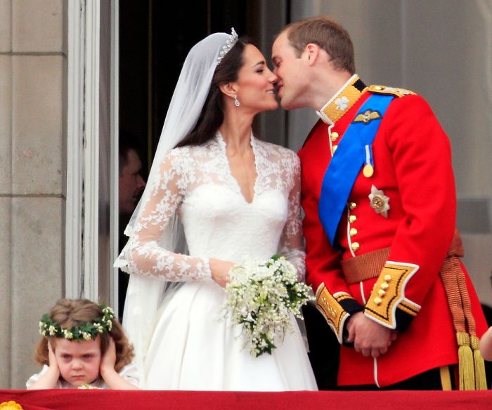 A dama de honra Grace Van Cutsem durante o beijo do príncipe William e da rainha da Grã-Bretanha 