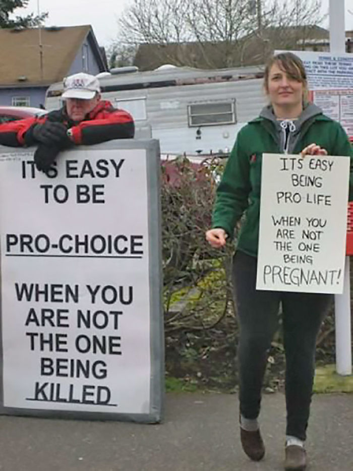 Es fácil ser pro-aborto cuando tú no eres asesinado / Es fácil ser pro-vida cuando tú no estás embarazada 
