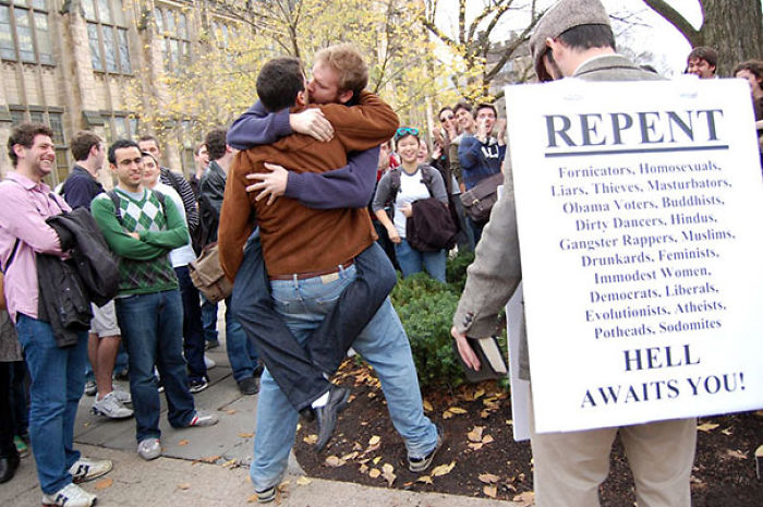 Predicador callejero troleado por estudiantes de Yale