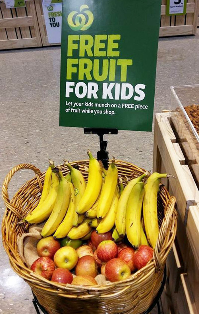 Ofrecen fruta fresca gratis para los niños mientras sus padres compran