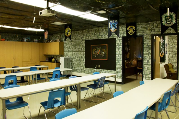 Teacher Spends 70 Hours Turning Boring Classroom Into Hogwarts, Makes Us Believe Magic Truly Exists