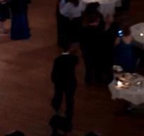 Este niño triunfa bailando en la boda