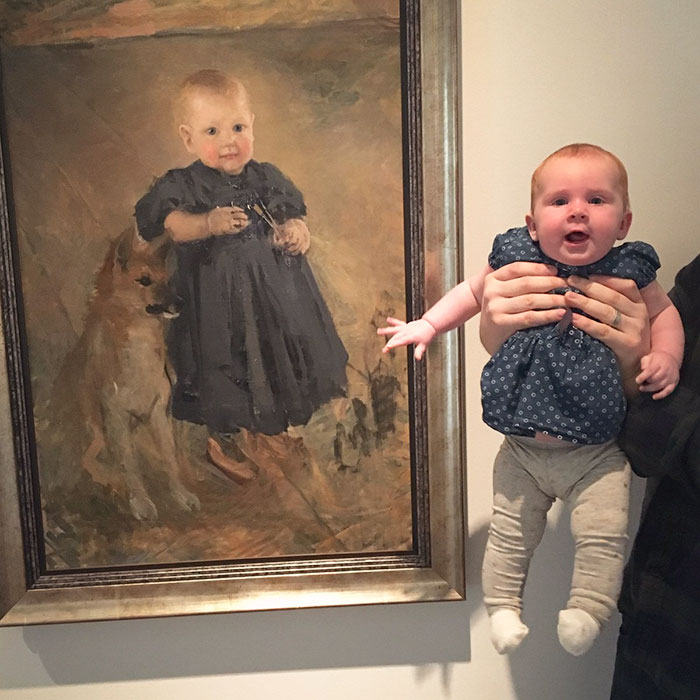 El doble de nuestro bebé en la galería de arte