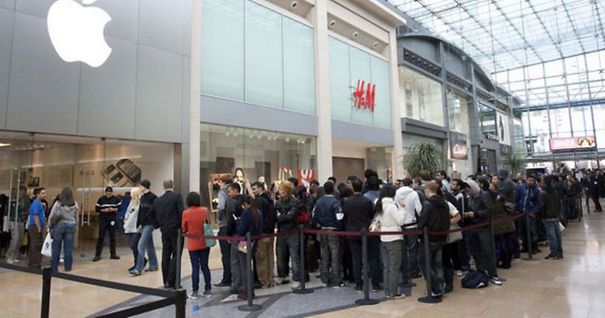 queues-for-the-new-iphone-4s-at-birmingham-bullring-apple-store-98353445.jpg