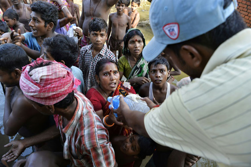 Indian Flood Effected Villagers Collect Drinking Water And Relief Food At Alal Village In Malda District In The Indian State Of West Bengal