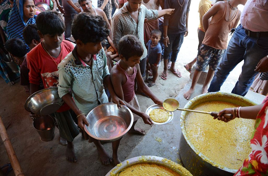 Indian Villagers Queue For Food At The Flood-Hit Dagrua Village In Bihar State