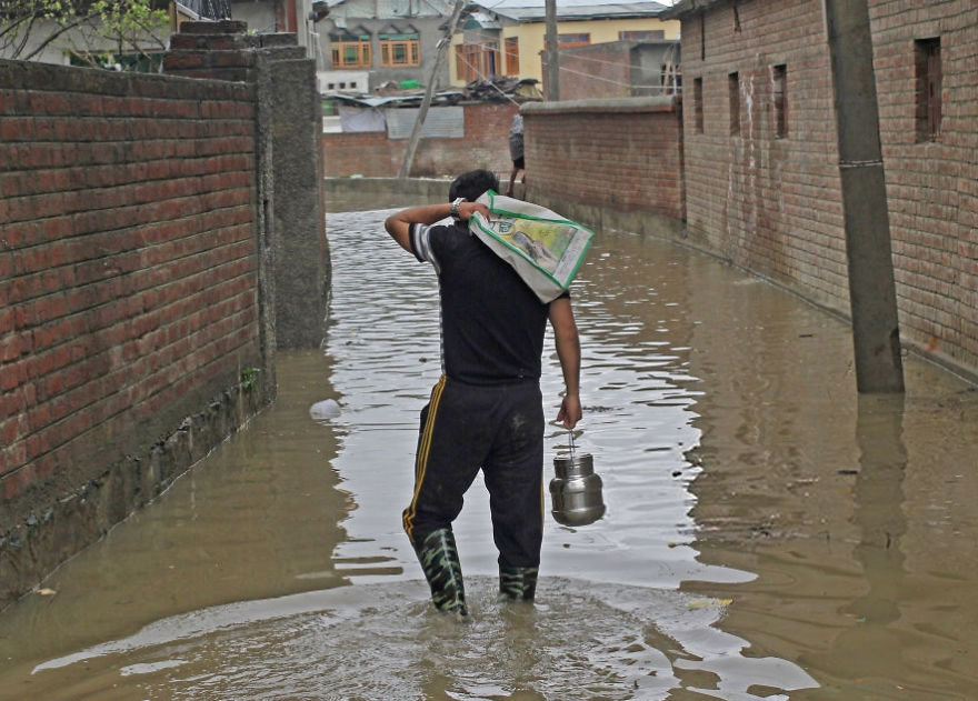 Kashmiri Muslim Man Carry Edible Stuff To His Family In Flooded Area In Srinagar Indian Controlled Kashmir