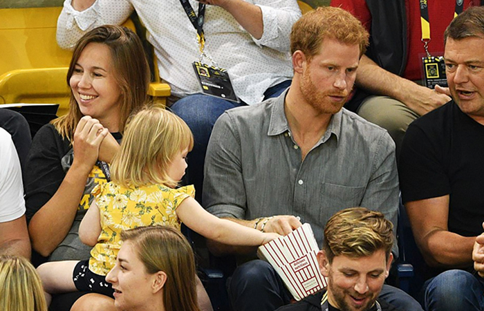 Toddler Keeps Stealing Prince Harry’s Popcorn Until He Finally Notices, And His Reaction Says It All