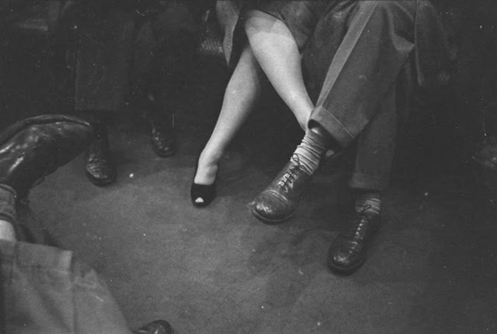 Pareja Jugando Con Los Pies En El Metro, 1946