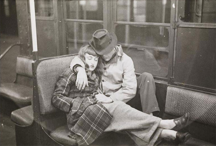 Pareja Durmiendo En Un Vagón De Metro, Década De 1940