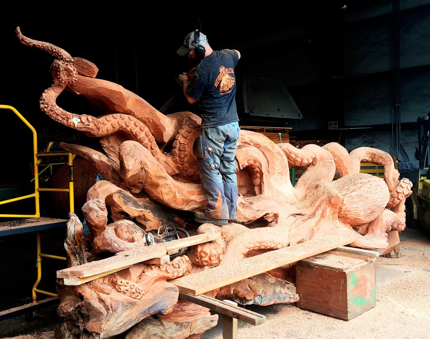 Este artista de la motosierra talla una enorme criatura marina en un trozo de secuoya caída