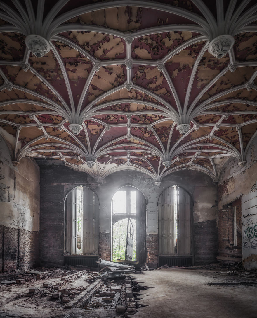 I Photographed Abandoned Places