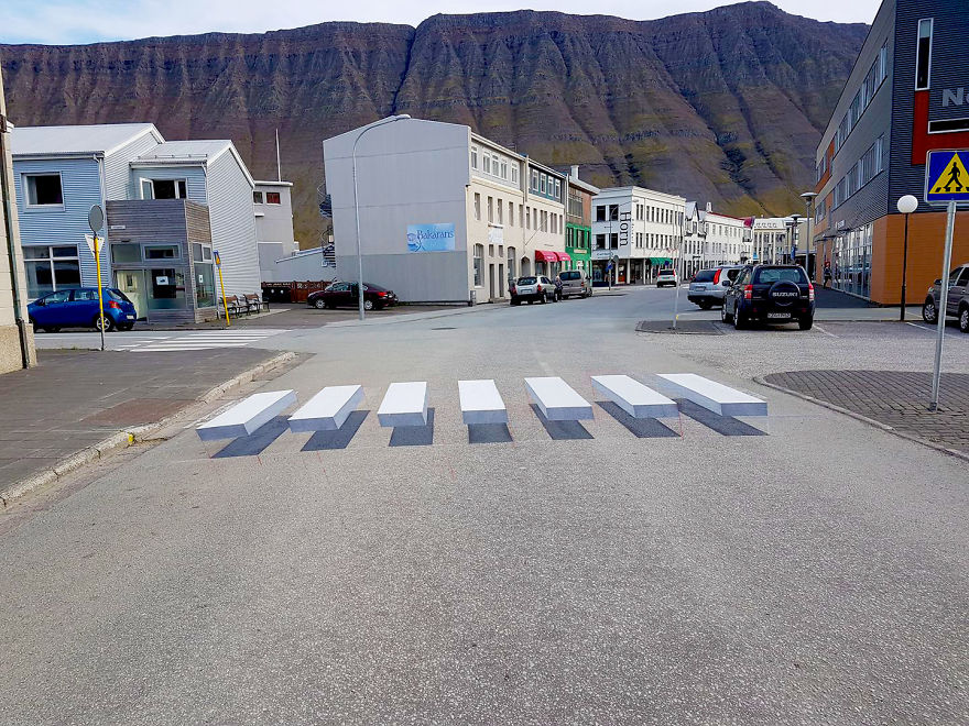 Esta ciudad de Islandia ha pintado pasos de cebra en 3D para que los coches reduzcan su velocidad