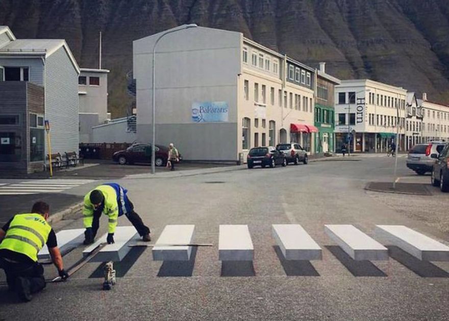 Город в Исландии, где есть 3D зебра на дороге