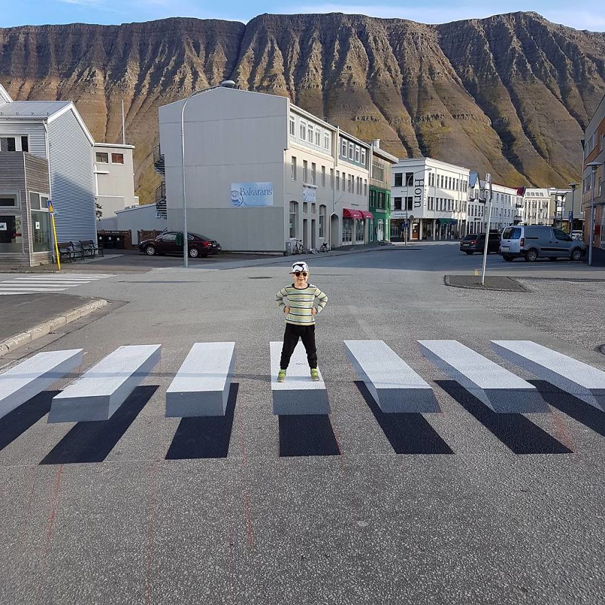 Город в Исландии, где есть 3D зебра на дороге