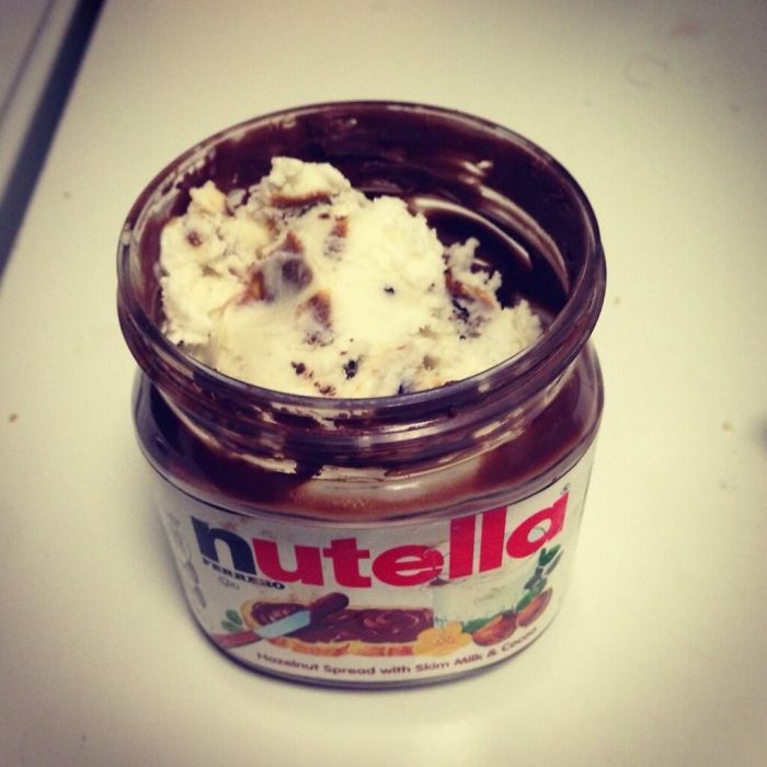 Pon helado en el tarro "vacío" de Nutella para rebañar