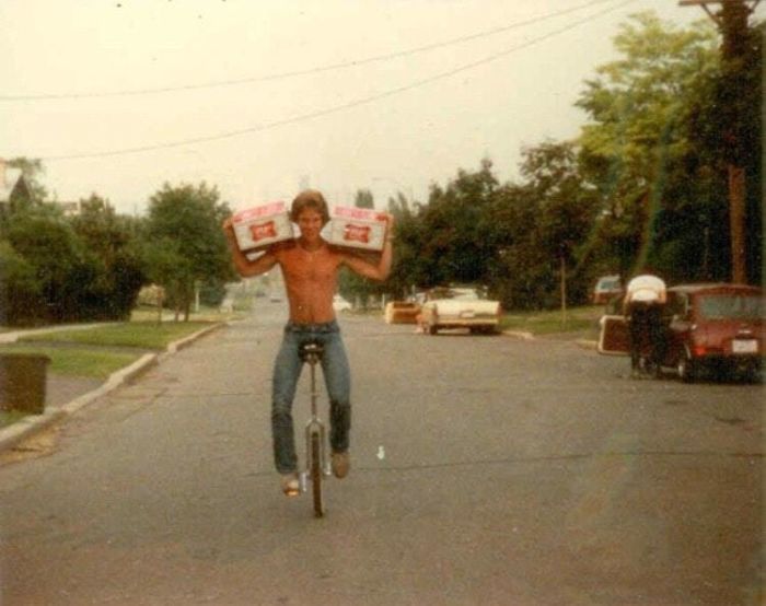 Mi padre a principios de los 80, con 48 cervezas y un monociclo