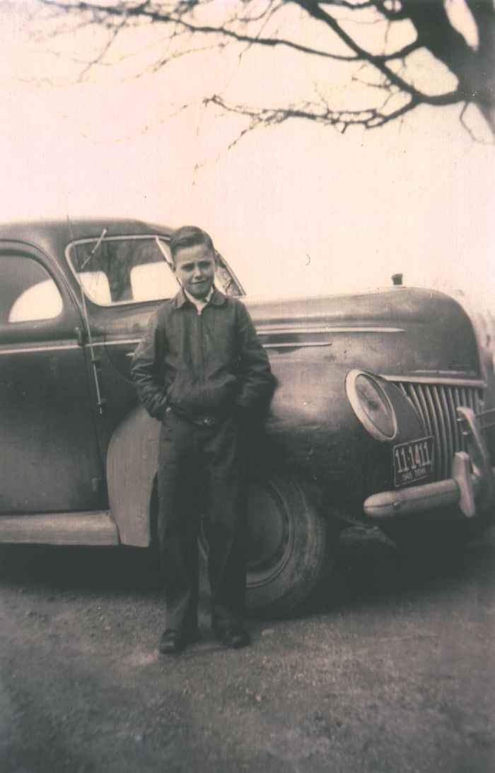 El primer coche de mi padre, un Ford de 1939. Se lo compró con su dinero trabajando en la granja. Tenía 11 años (1948)