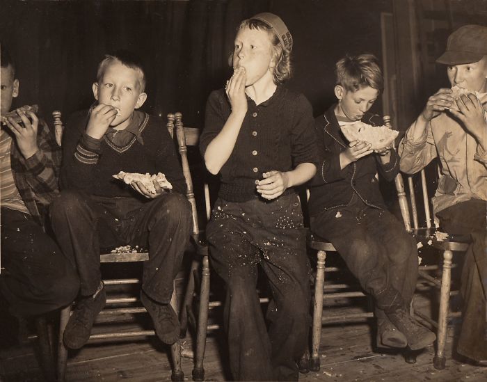 Mi madre ganó y derrotó a todos los niños en el concurso de comer tartas, 1950