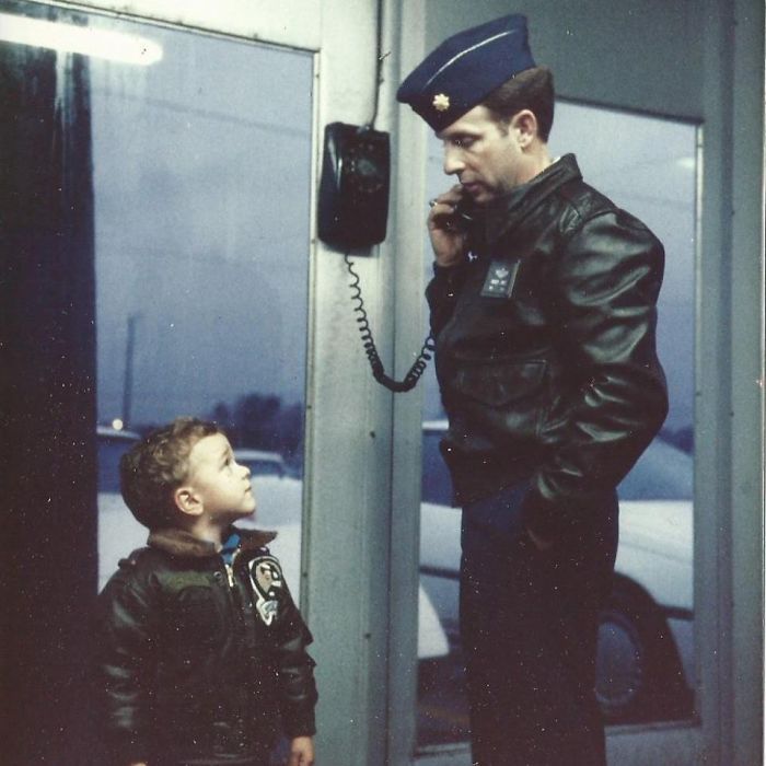 Yo mirando a mi padre piloto de cazas, a finales de los 80