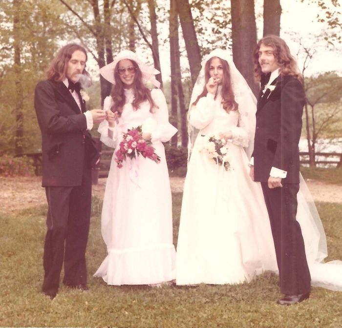 Mi padre y mi tio en su boda conjunta, fumando porros, en los 70