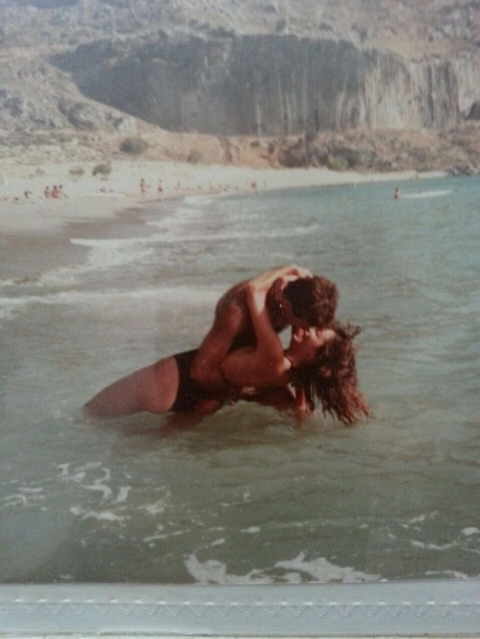 Mis padres disfrutando en Santorini, Grecia, 1985. Allí fui concebido