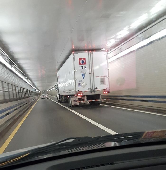 Camión en un túnel