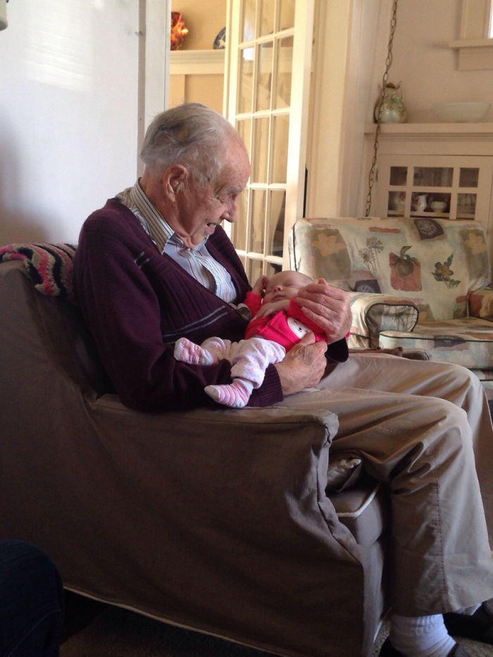Anciano de 98 años sosteniendo a su bisnieta de 1 semana por 1ª vez