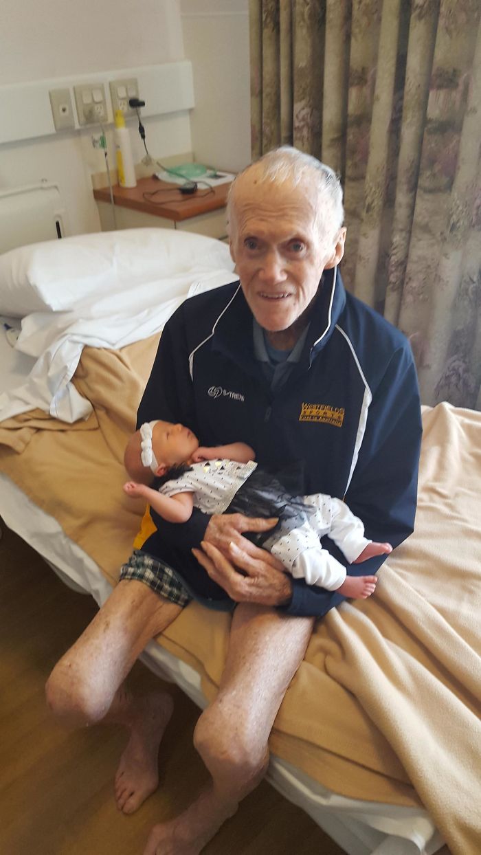 Mi bisabuelo de 93 años con mi hija de 2 semanas