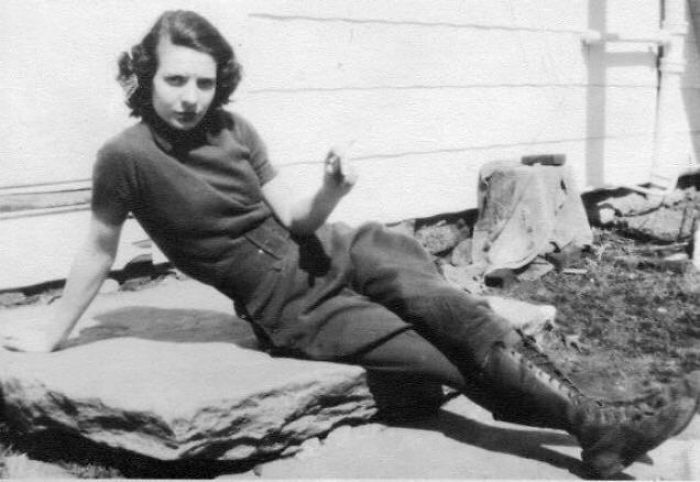 Mi Abuela Fumando Su Cigarrillo En La Granja, Con Pantalones Y Haciendo Lo Que Quería, 1938