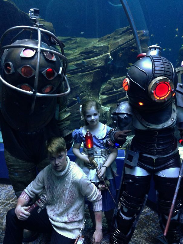 Bioshock Rapture Family Cosplay At The Georgia Aquarium During Dragon Con