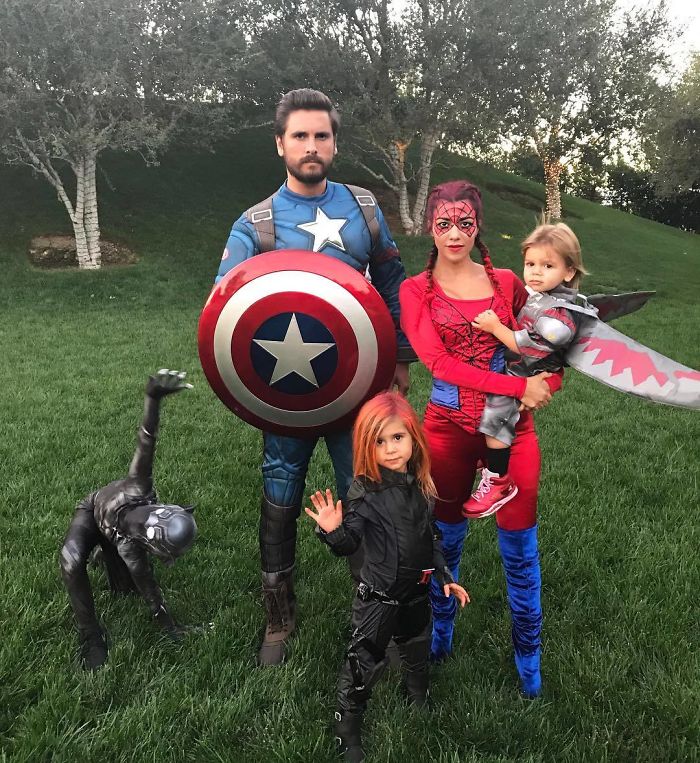 Kourtney Kardashian y su familia disfrazados de superhéroes de Marvel
