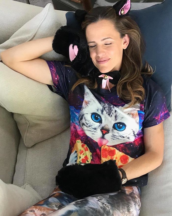 Jennifer Garner disfrazada de gato echándose la siesta