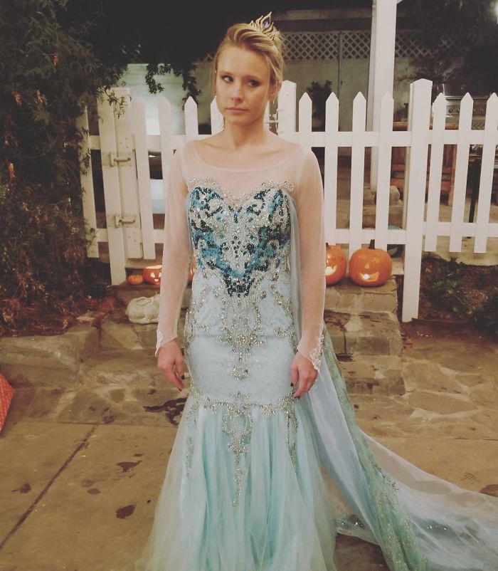Kristen Bell, The Voice Of Anna In Frozen, Had To Be Elsa For Halloween. Because Her Daughter Made Her Do It